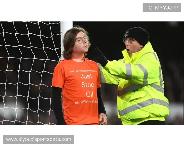 球迷横幅抗议比赛沉闷，英超收视率下滑10%