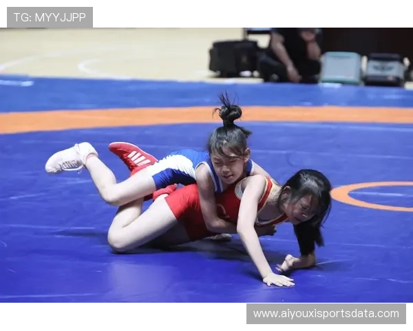 云南省青少年摔跤锦标赛甲组82公斤级四分之一决赛，李炬云以2-0比分晋级